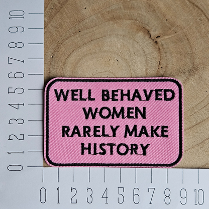 Strijk embleem  -  Iron on Patch  - Well behaved women rarely make history - Roze