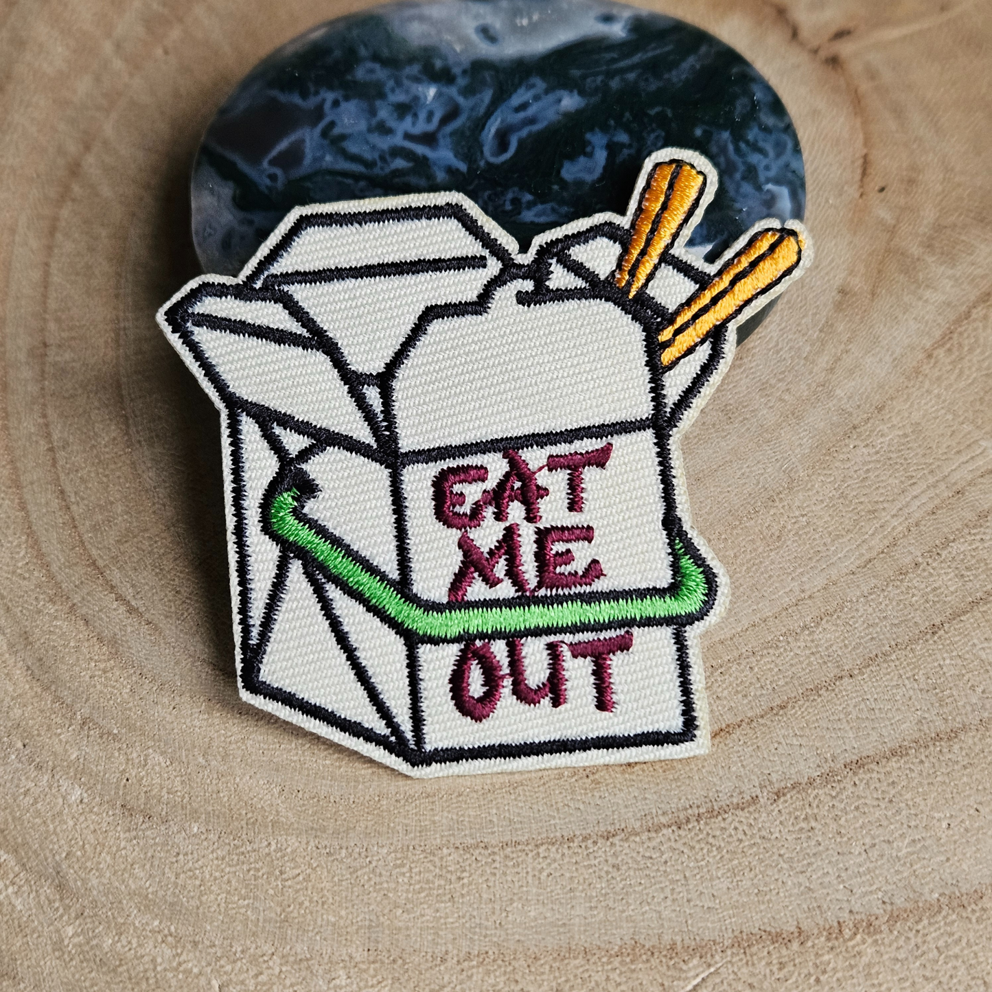 Strijk embleem  -  Iron on Patch - Eat me out - Food box