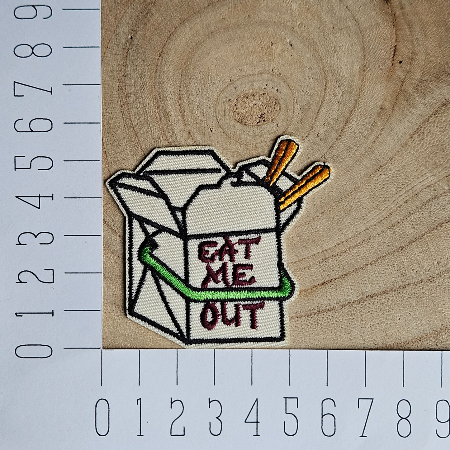 Strijk embleem  -  Iron on Patch - Eat me out - Food box