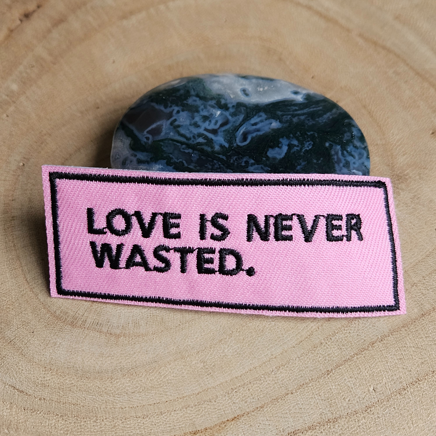 Strijk embleem  -  Iron on Patch - Love is never wasted