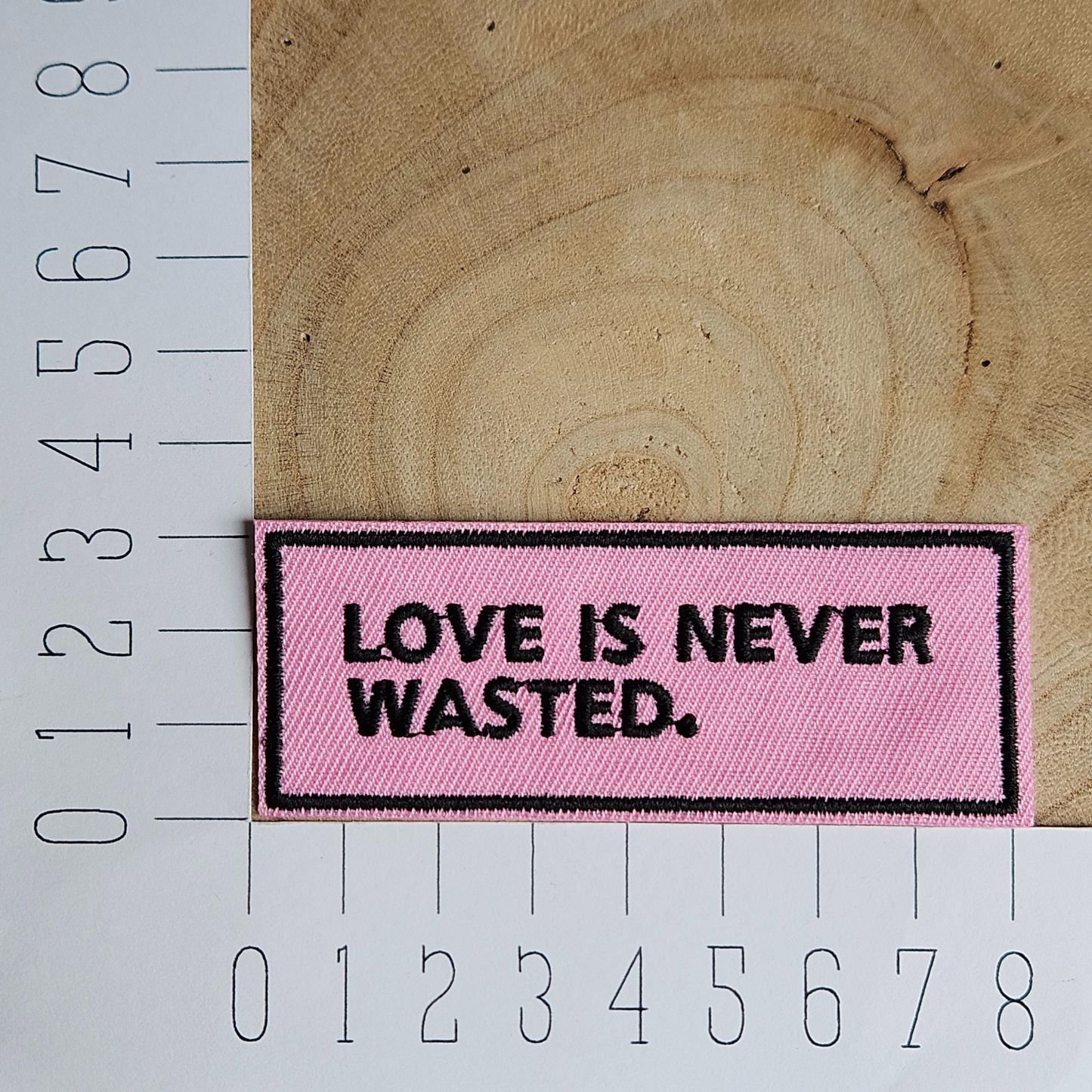 Strijk embleem  -  Iron on Patch - Love is never wasted