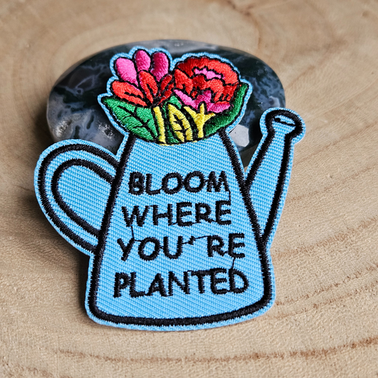 Strijk embleem  -  Iron on Patch - Gieter met bloemen - Bloom where you're planted