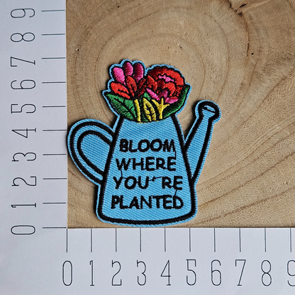 Strijk embleem  -  Iron on Patch - Gieter met bloemen - Bloom where you're planted