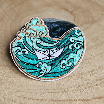 Strijk embleem  -  Iron on Patch - Papieren bootje op golven