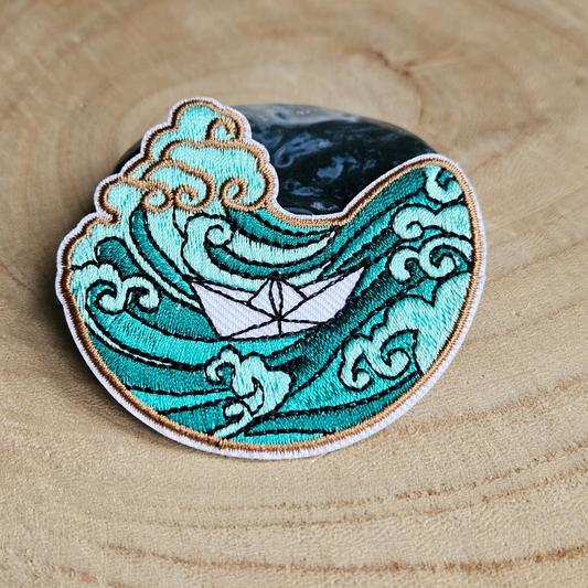 Strijk embleem  -  Iron on Patch - Papieren bootje op golven