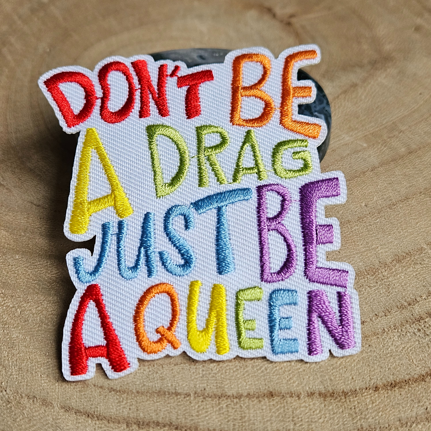 Strijk embleem  -  Iron on Patch -  Don't be a drag just be a queen - Regenboog
