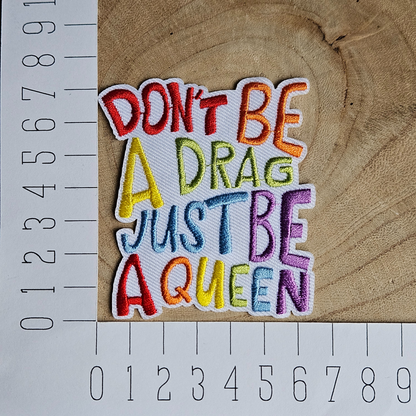 Strijk embleem  -  Iron on Patch -  Don't be a drag just be a queen - Regenboog