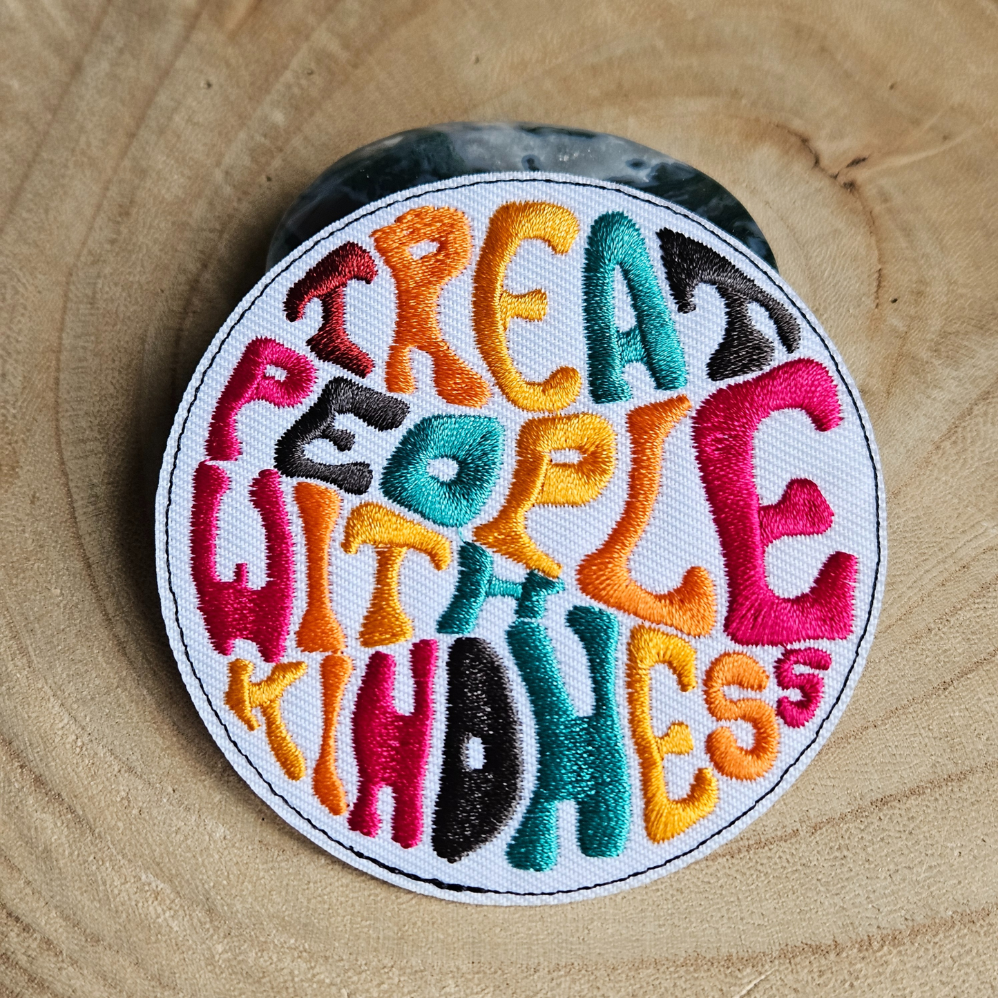 Strijk embleem  -  Iron on Patch -  Treat people with kindness regenboog