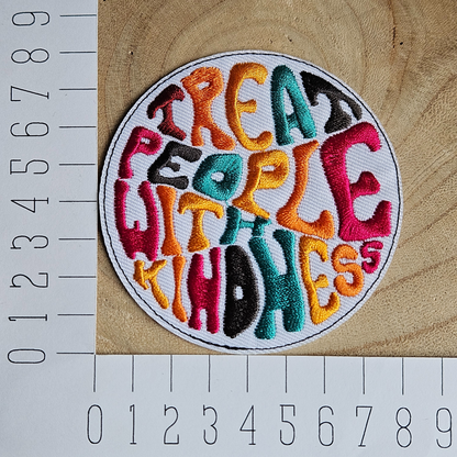 Strijk embleem  -  Iron on Patch -  Treat people with kindness regenboog