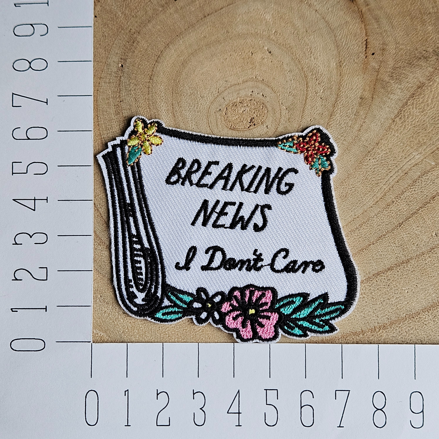 Strijk embleem  -  Iron on Patch - Krant - Breaking news - I don't care