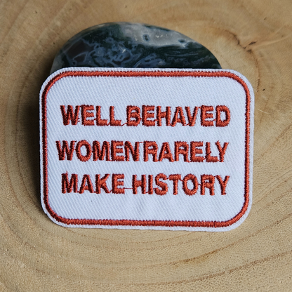 Strijk embleem  -  Iron on Patch - Well behaved women rarely make history - wit