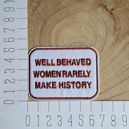 Strijk embleem  -  Iron on Patch - Well behaved women rarely make history - wit