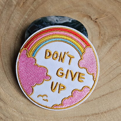 Strijk embleem  -  Iron on Patch - Don't give up - Regenboog