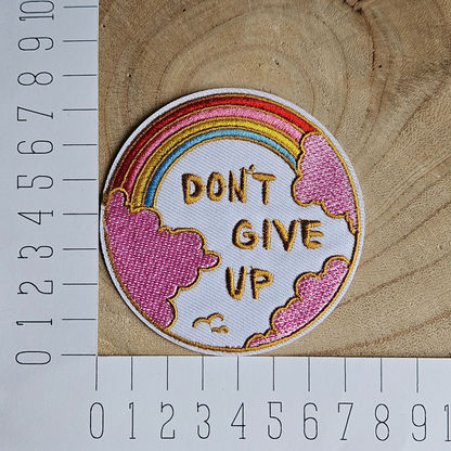Strijk embleem  -  Iron on Patch - Don't give up - Regenboog