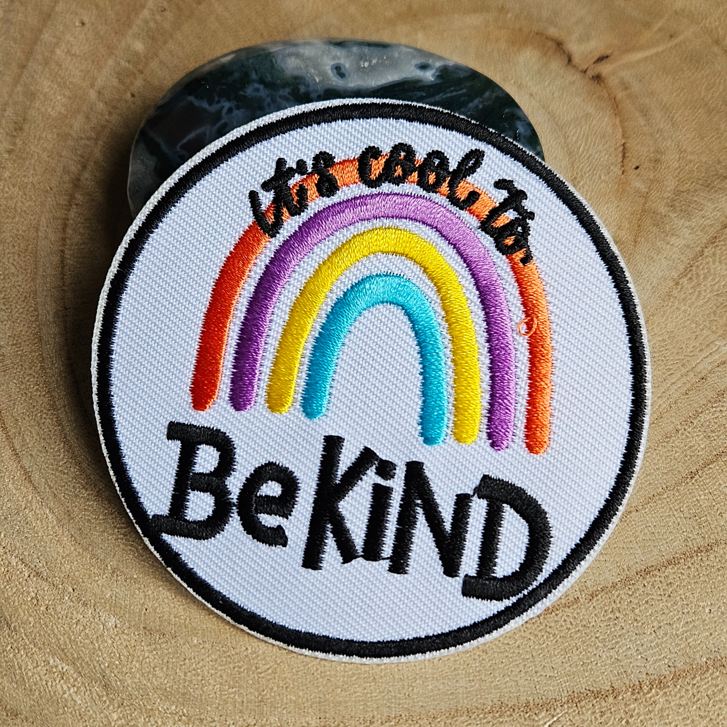 Strijk embleem  -  Iron on Patch -  It's cool to be kind - Regenboog