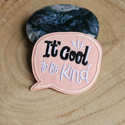 Strijk embleem  -  Iron on Patch - Tekstwolk - It' cool te be kind