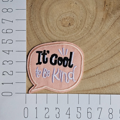 Strijk embleem  -  Iron on Patch - Tekstwolk - It' cool te be kind