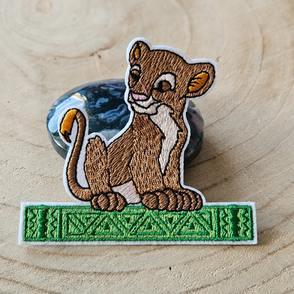 Strijk embleem  -  Iron on Patch - Leeuwen welp
