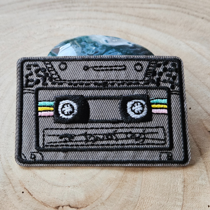 Strijk embleem  -  Iron on Patch - Cassette bandje grijs