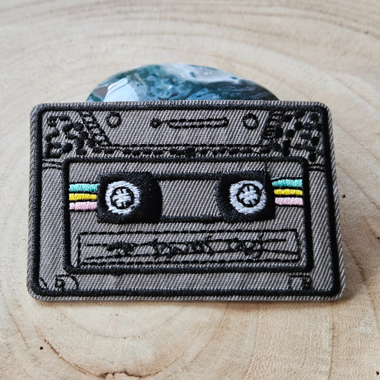 Strijk embleem  -  Iron on Patch - Cassette bandje grijs