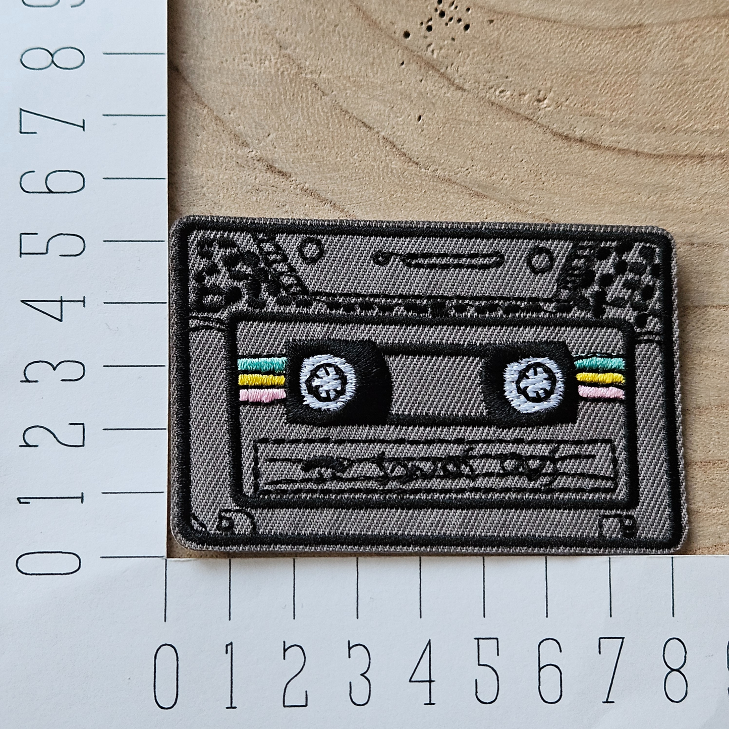 Strijk embleem  -  Iron on Patch - Cassette bandje grijs