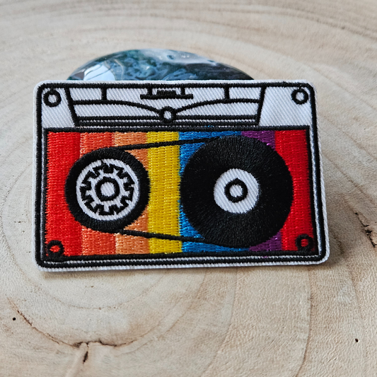 Strijk embleem  -  Iron on Patch - Cassette bandje regenboog