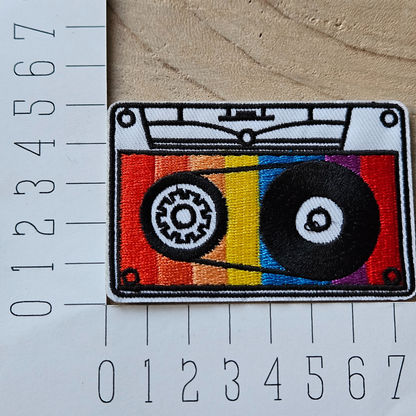Strijk embleem  -  Iron on Patch - Cassette bandje regenboog