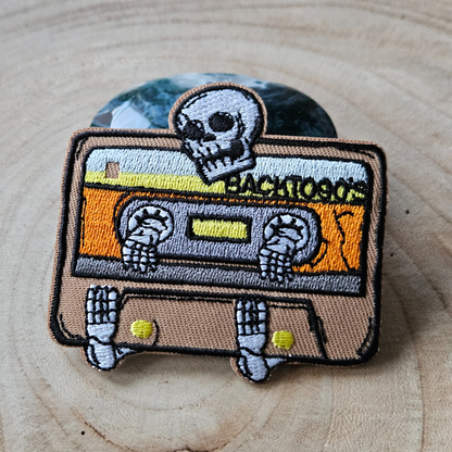 Strijk embleem  -  Iron on Patch - Cassette bandje met skelet back to 90s