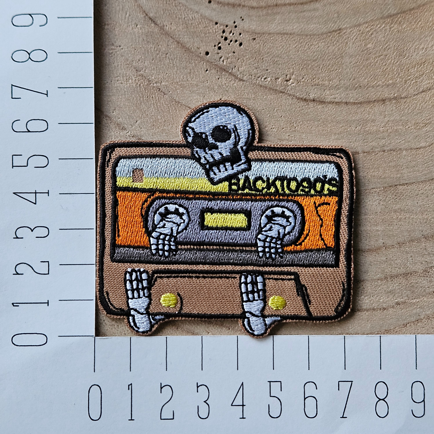 Strijk embleem  -  Iron on Patch - Cassette bandje met skelet back to 90s