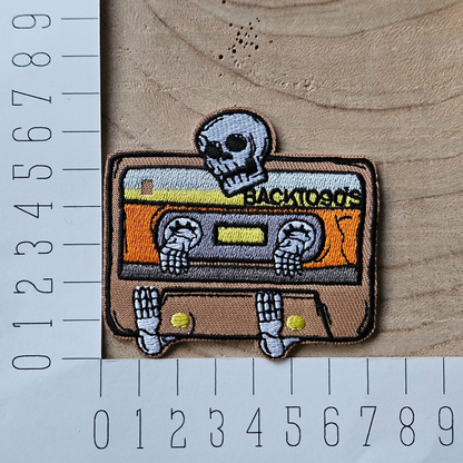 Strijk embleem  -  Iron on Patch - Cassette bandje met skelet back to 90s