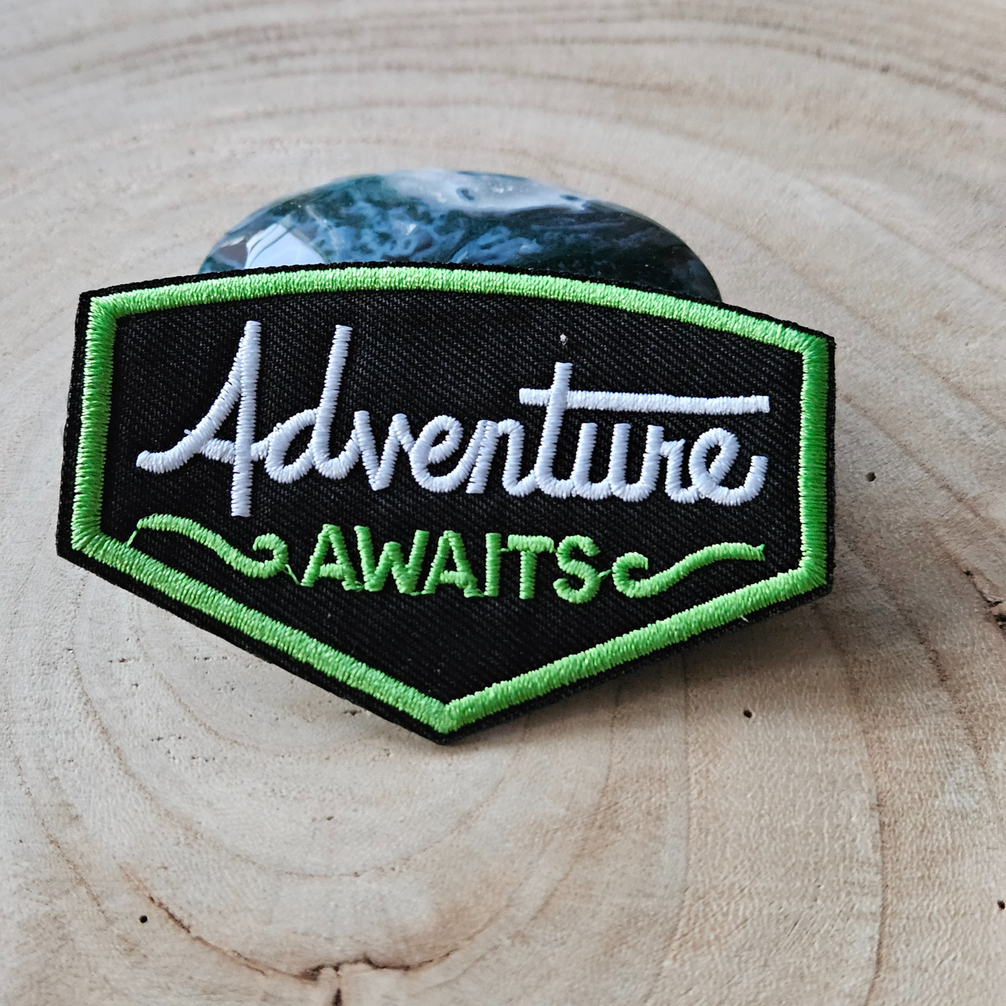 Strijk embleem  -  Iron on Patch - Adventure awaits