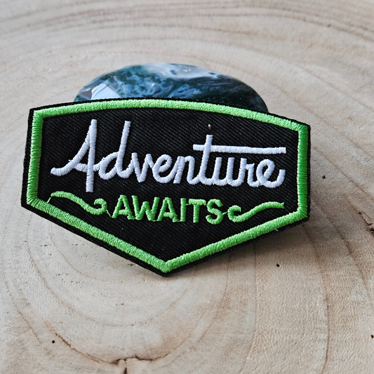 Strijk embleem  -  Iron on Patch - Adventure awaits