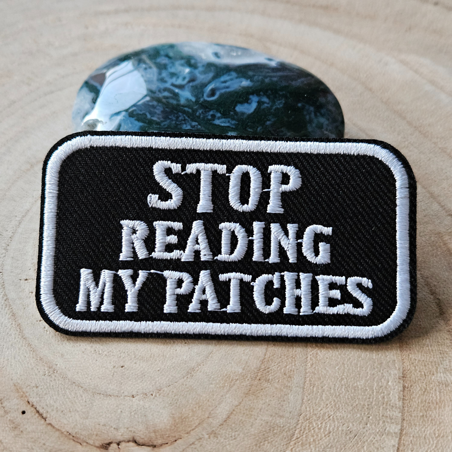Strijk embleem  -  Iron on Patch - Stop reading my patches