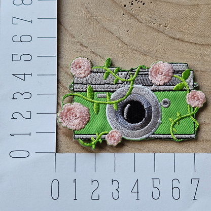 Strijk embleem  -  Iron on Patch - Camera groen met bloemen