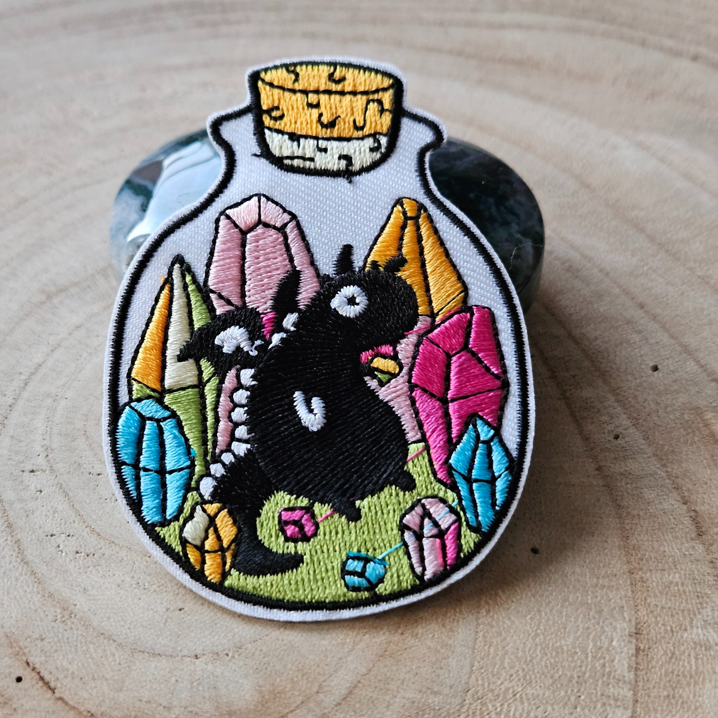 Strijk embleem  -  Iron on Patch - Potje met draak en edelstenen