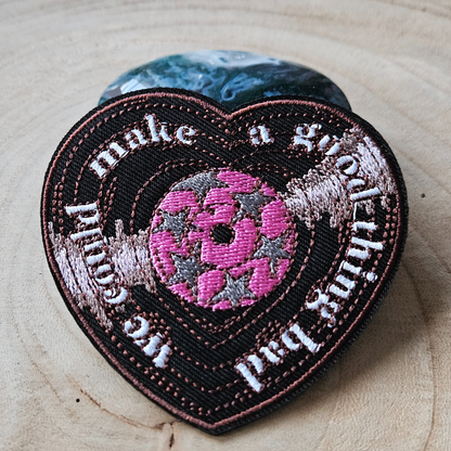 Strijk embleem  -  Iron on Patch - LP in hart vorm - We could make