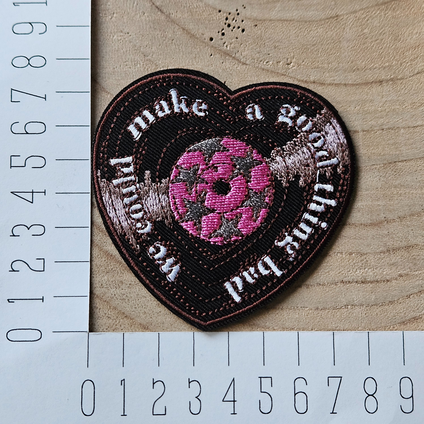 Strijk embleem  -  Iron on Patch - LP in hart vorm - We could make