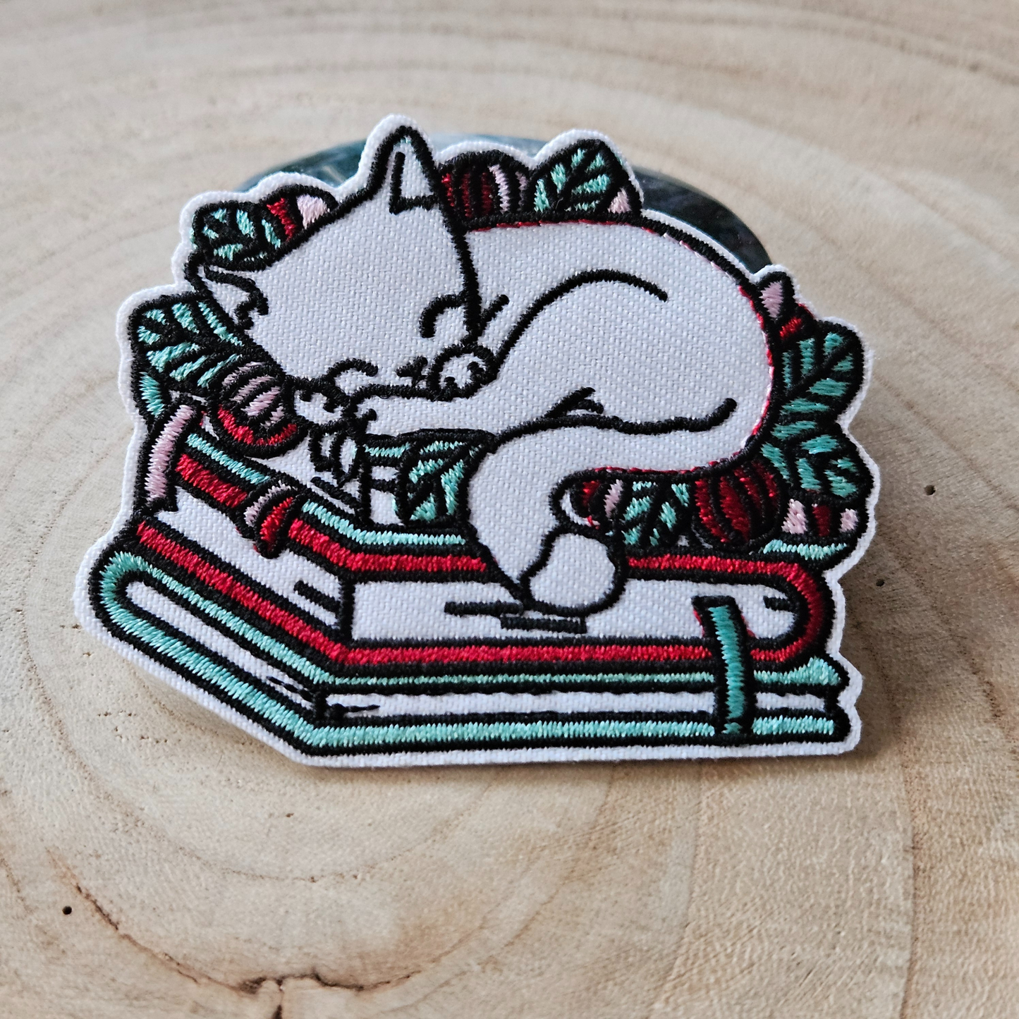 Strijk embleem  -  Iron on Patch - Witte kat op stapel boeken