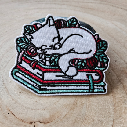 Strijk embleem  -  Iron on Patch - Witte kat op stapel boeken