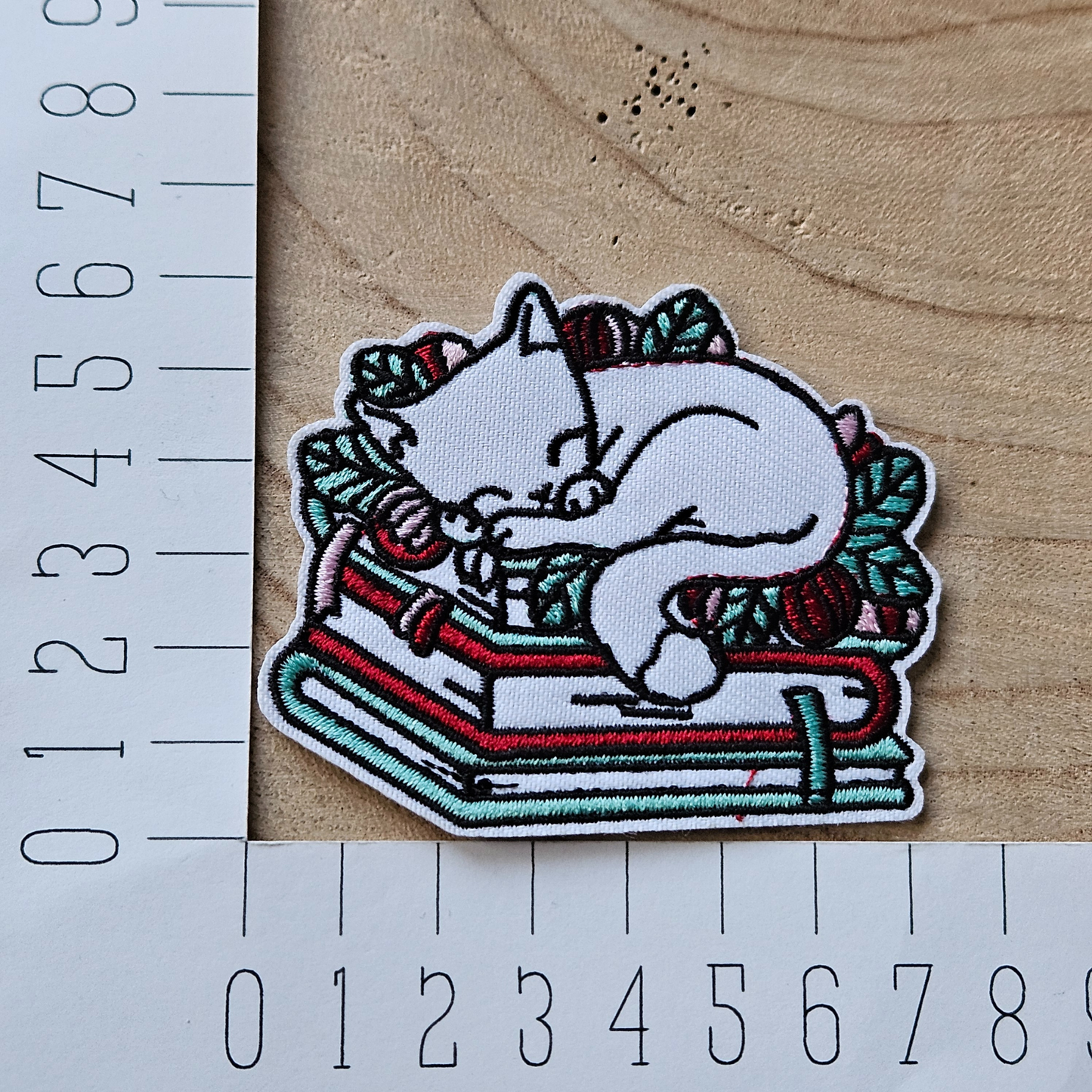 Strijk embleem  -  Iron on Patch - Witte kat op stapel boeken