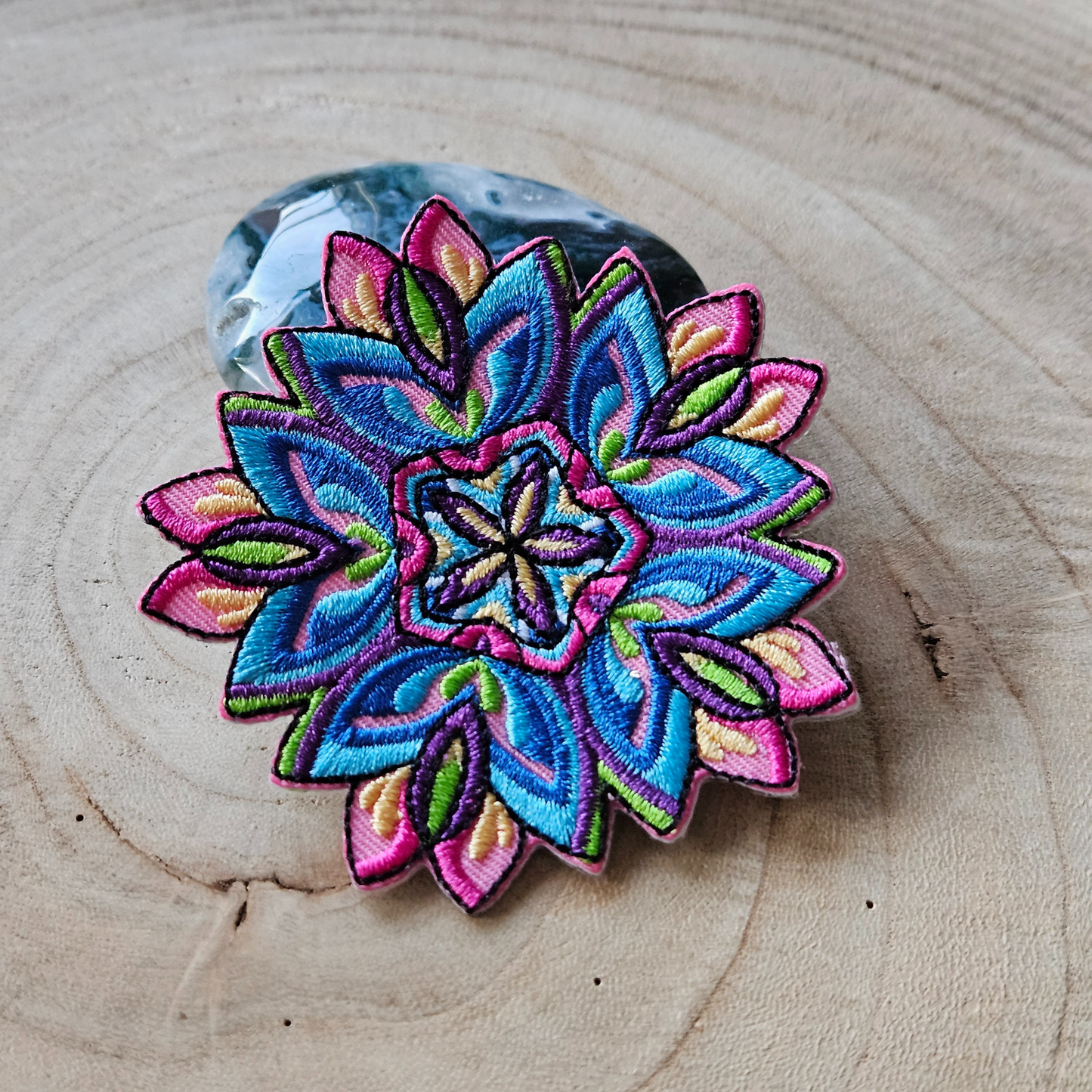 Strijk embleem  -  Iron on Patch - Kleurrijke bloem