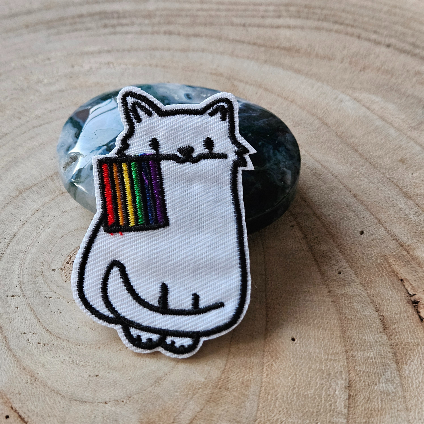 Strijk embleem  -  Iron on Patch - Witte kat met regenboog vlag