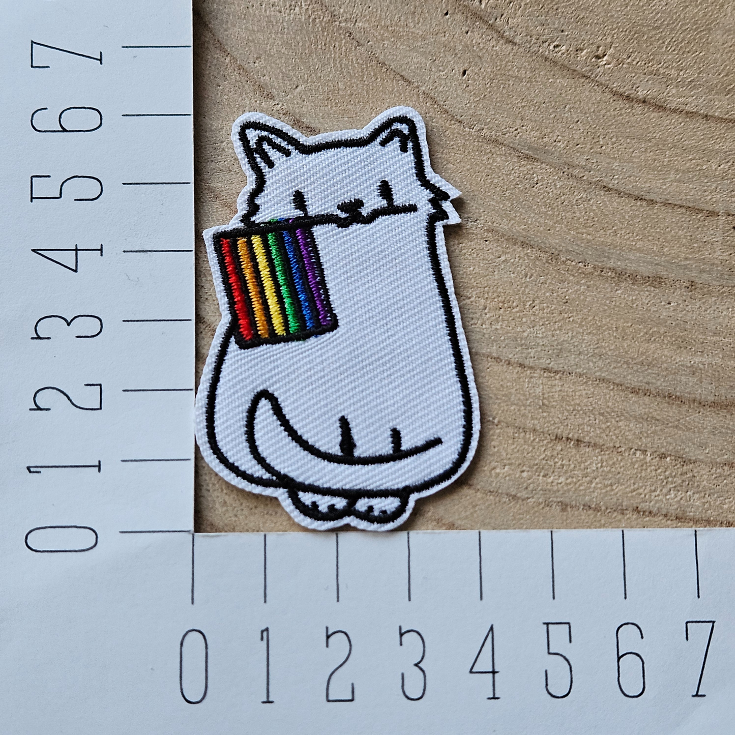 Strijk embleem  -  Iron on Patch - Witte kat met regenboog vlag