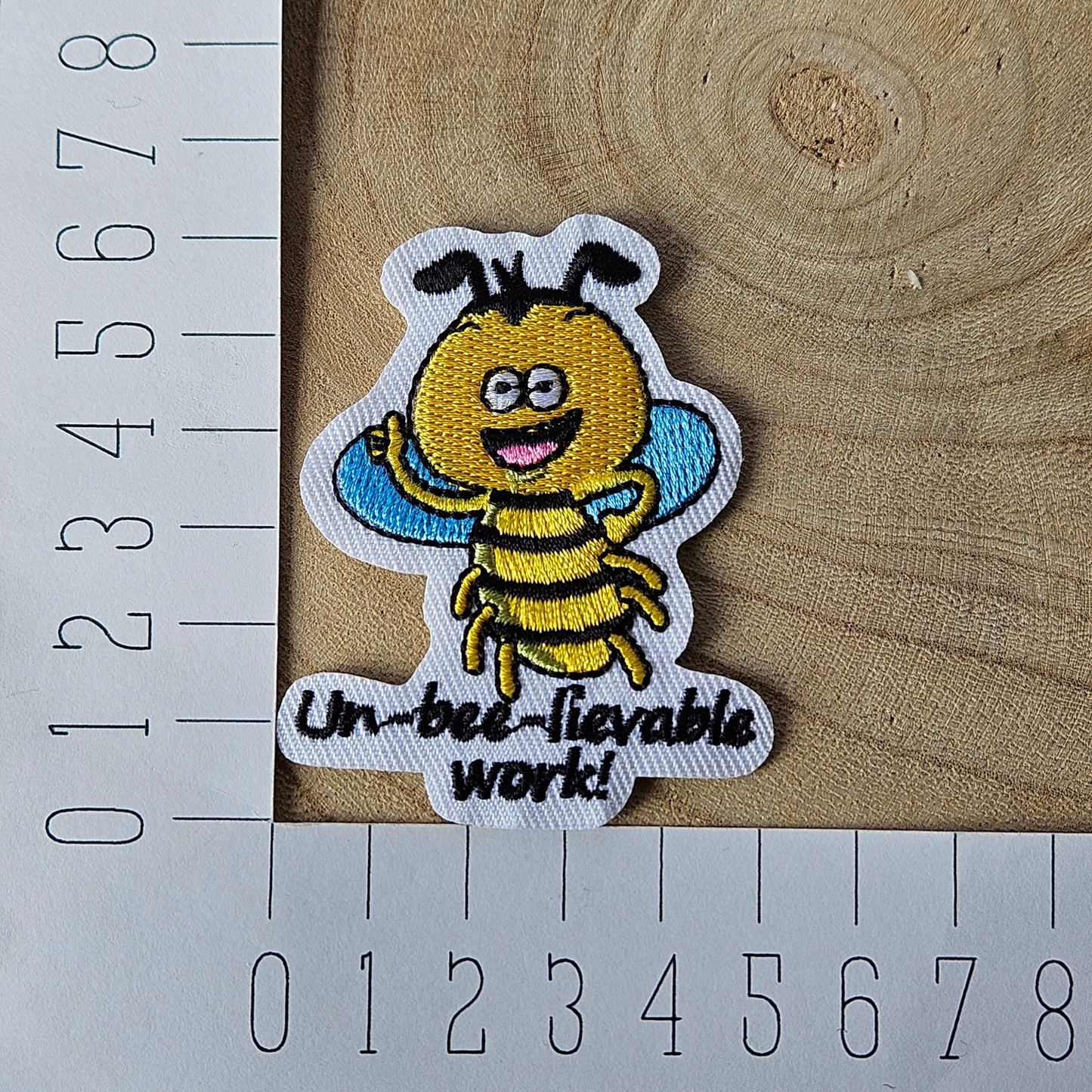 Strijk embleem  -  Iron on Patch - Bij - Un bee lievable work!
