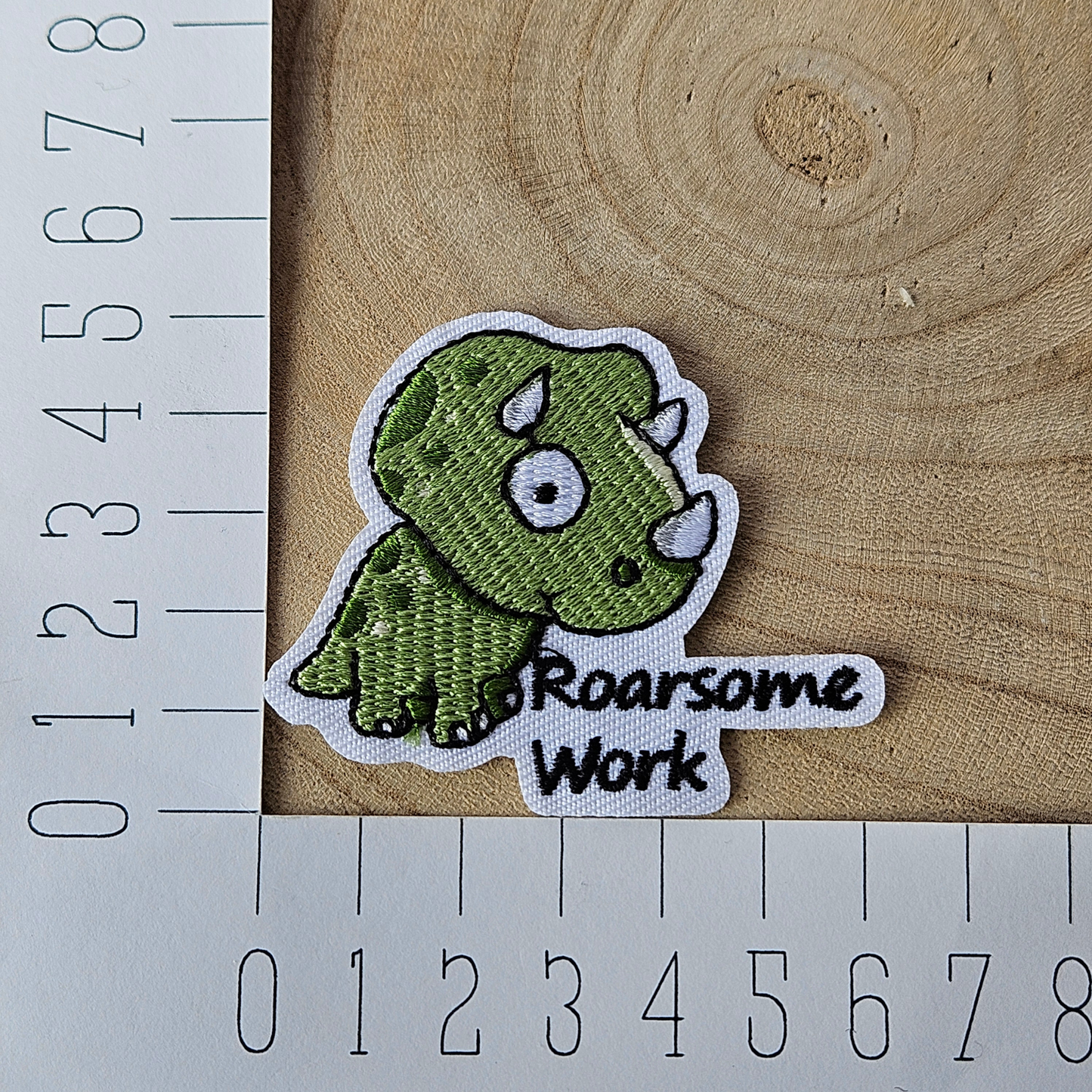 Strijk embleem  -  Iron on Patch - Dino - Roarsome work