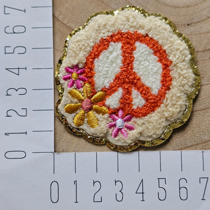 Strijk embleem  -  Iron on Patch - Fluffy vredesteken met bloemen