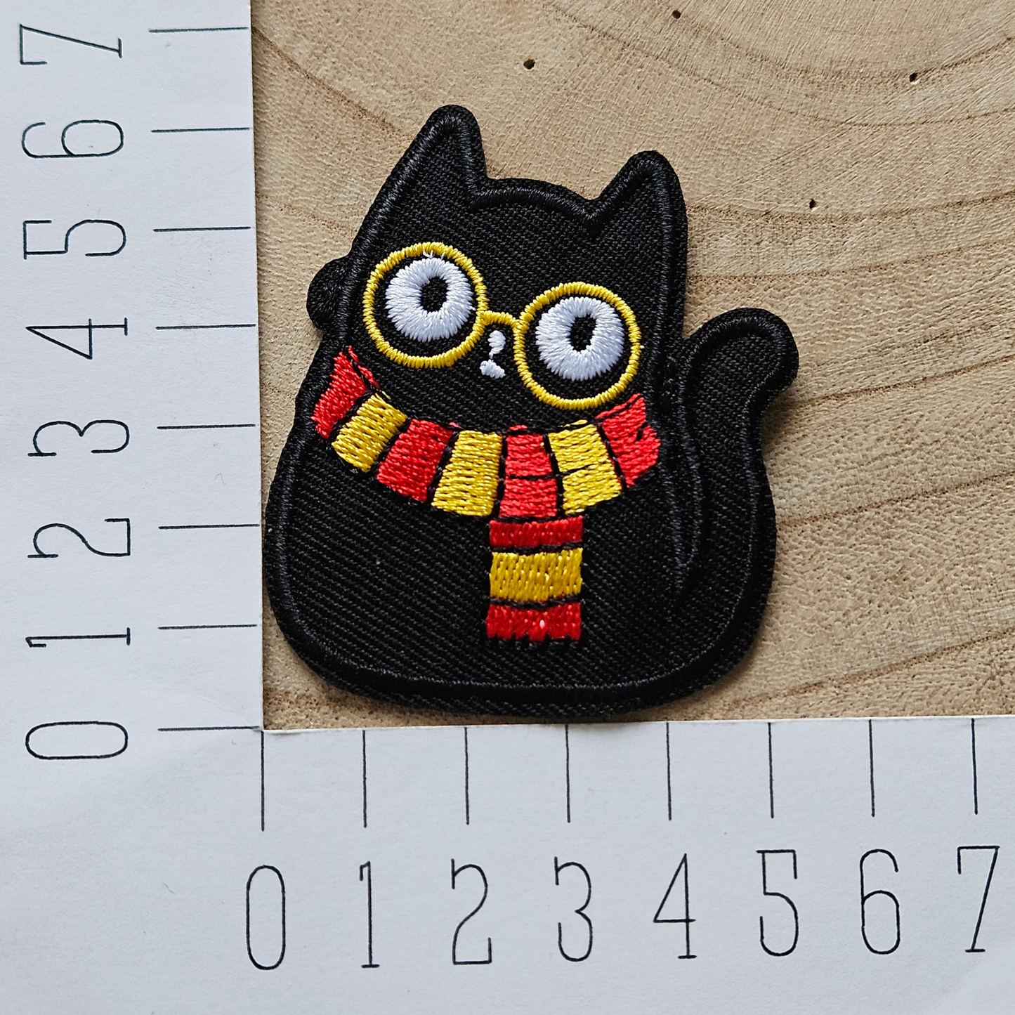 Strijk embleem  -  Iron on Patch - Zwarte kat met sjaal