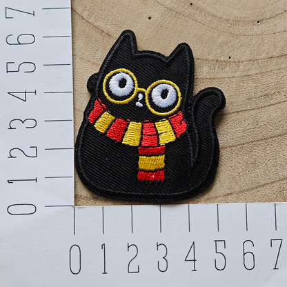 Strijk embleem  -  Iron on Patch - Zwarte kat met sjaal