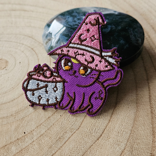 Strijk embleem  -  Iron on Patch - Paarse kat met ketel en hoed