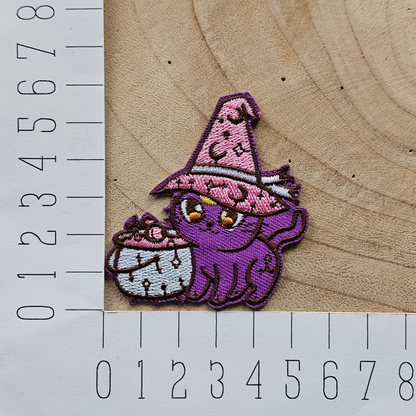Strijk embleem  -  Iron on Patch - Paarse kat met ketel en hoed